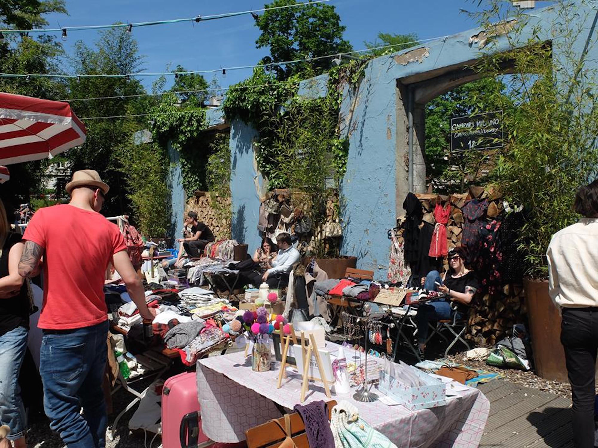 Entspannte Atmosphäre im Nachbar's Garten, ein Flohmarkt zum Verweilen.