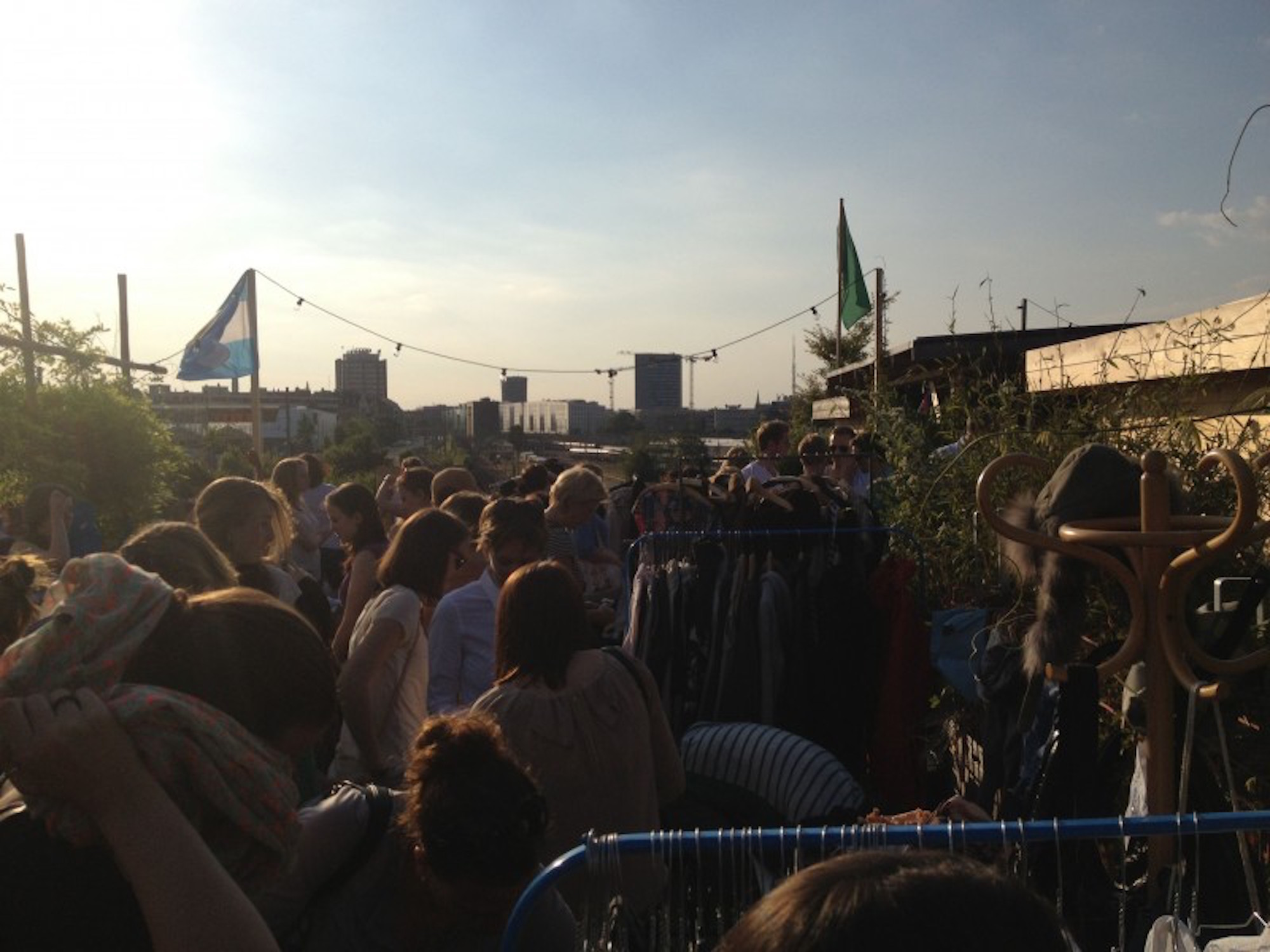 Gute Aussicht, Gutes Essen, Gute Vibes: Der Modeflohmarkt auf der Hinterhof-Terrasse.