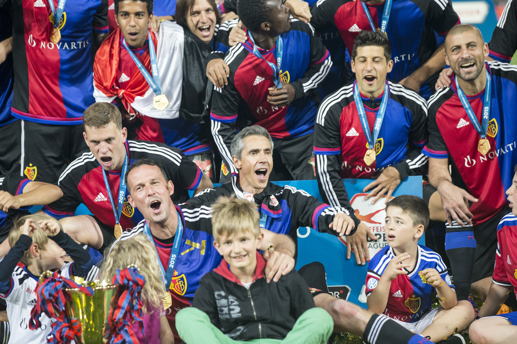 Basler Trainer Paulo Sousa, Mitte, und Marco Streller, vorne links, mit den Pokal an der Meisterfeier nach dem Fussball Meisterschaftsspiel der Super League zwischen dem FC Basel und dem FC St. Gallen im Stadion St. Jakob-Park in Basel, am Freitag, 29. Mai 2015. (KEYSTONE/Patrick Straub)