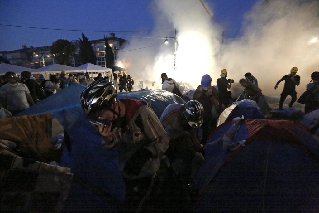 Die Polizei ging am Abend des 15. Juni 2013 mit Tränengas und Wasserkanonen gegen die Protestierenden im Gezi Park in Istanbul vor. Bei den Protestierenden war das Smartphone immer in Griffnähe.