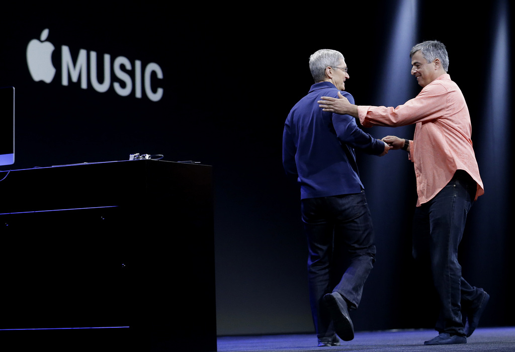 Die Herren des Internets: Grosskonzerne wie Apple bestimmen über ihre geschlossenen Plattformen weitgehend, welche Entwickler das grosse Los ziehen und welche nicht. Apple-CEO Tim Cook (links) gab im Juni 2015 bekannt, dass seine Computer-Firma neu auch einen Musikstreamingdienst anbietet.