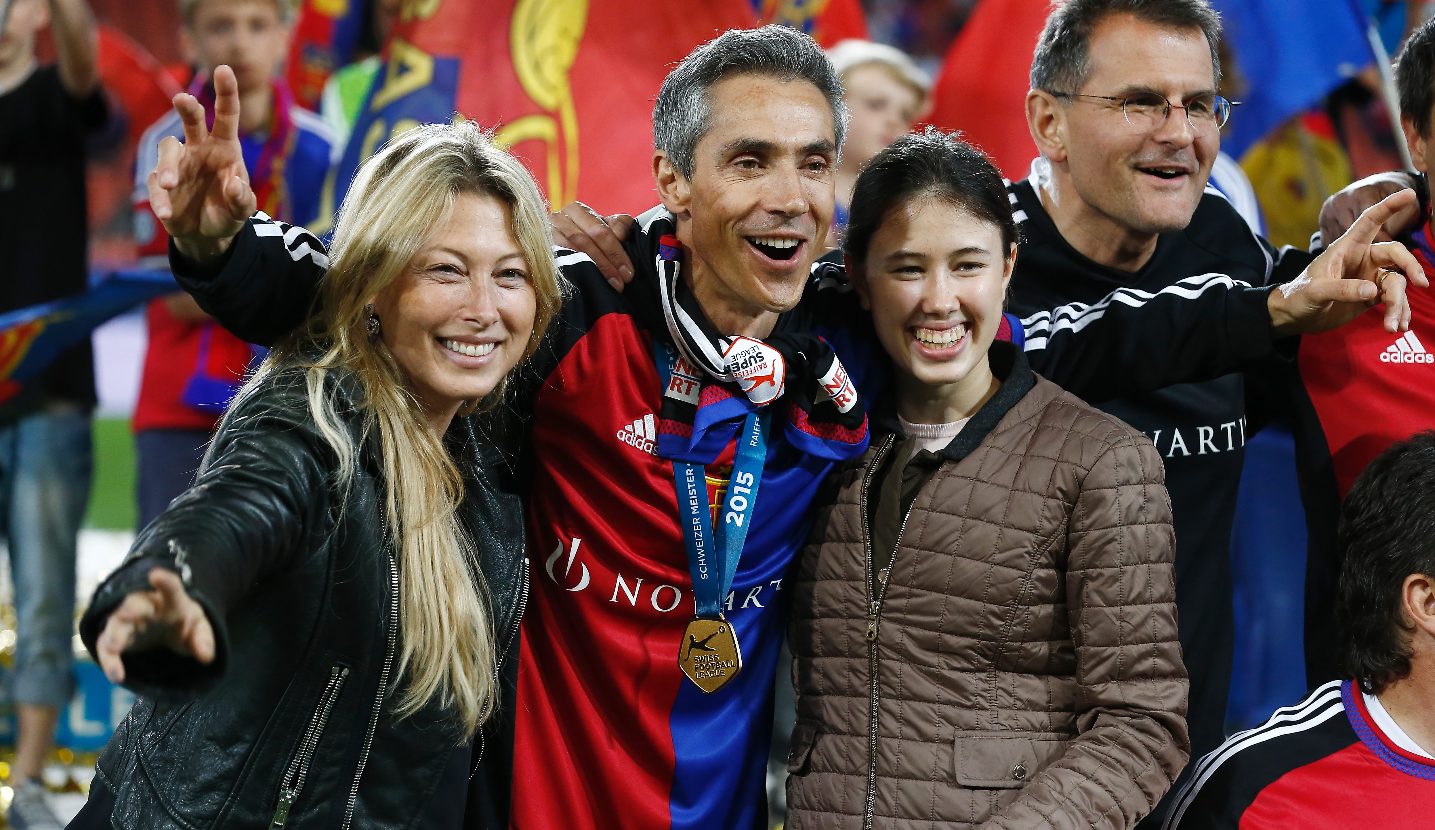 29.05.2015 Basel St Jakob Park , SCHWEIZ , Saison 2014/2015 Herren Fussball Super League FC Basel - FC St Gallen Trainer Paulo Sousa (FC Basel) mit Frau und Tochter (c) Manuel Geisser