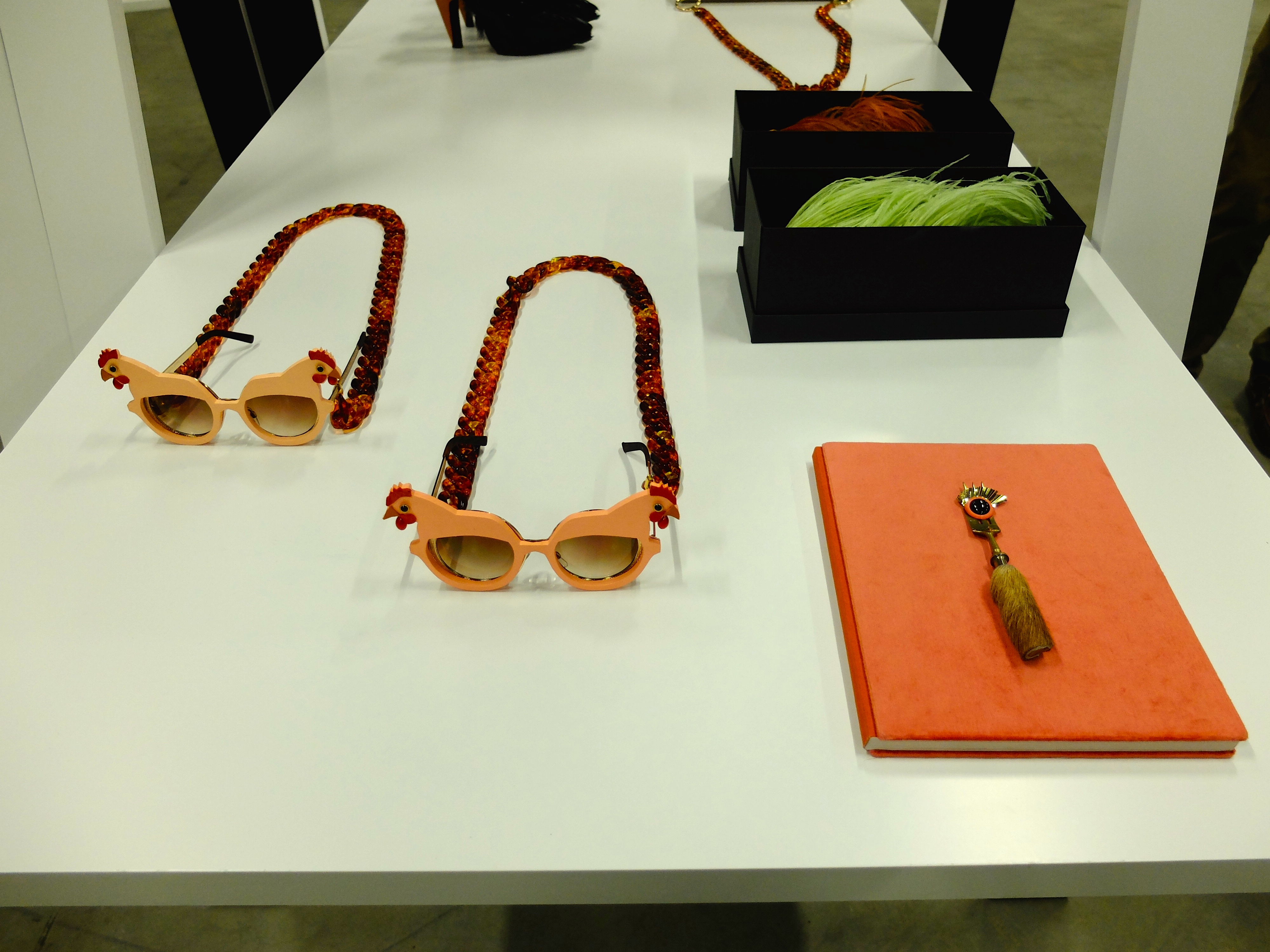Hühneraugen-Brille und das Auge isst mit-Buch – Mayers in Accessoires verwandelte Redewendungen.