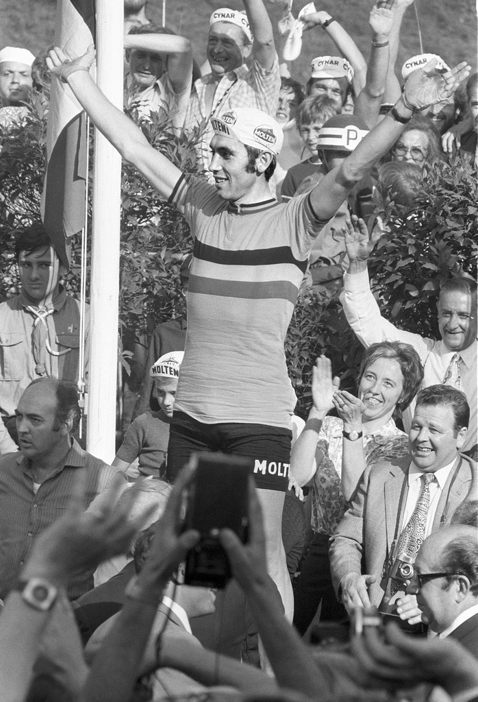 ZUM 70. GEBURTSTAG DER BELGISCHEN RADSPORT-LEGENDE EDDY MERCKX AM MITTWOCH, 17. JUNI 2015, STELLEN WIR IHNEN FOLGENDES MATERIAL ZUR VERFUEGUNG - Eddy Merckx, der Sieger des Strassenrennens an der Rad-WM in der Kategorie Profis, laesst sich am 16. August 1971 in Mendrisio im Kanton Tessin von den Zuschauern feiern. (KEYSTONE/PHOTOPRESS-ARCHIV/Str)..