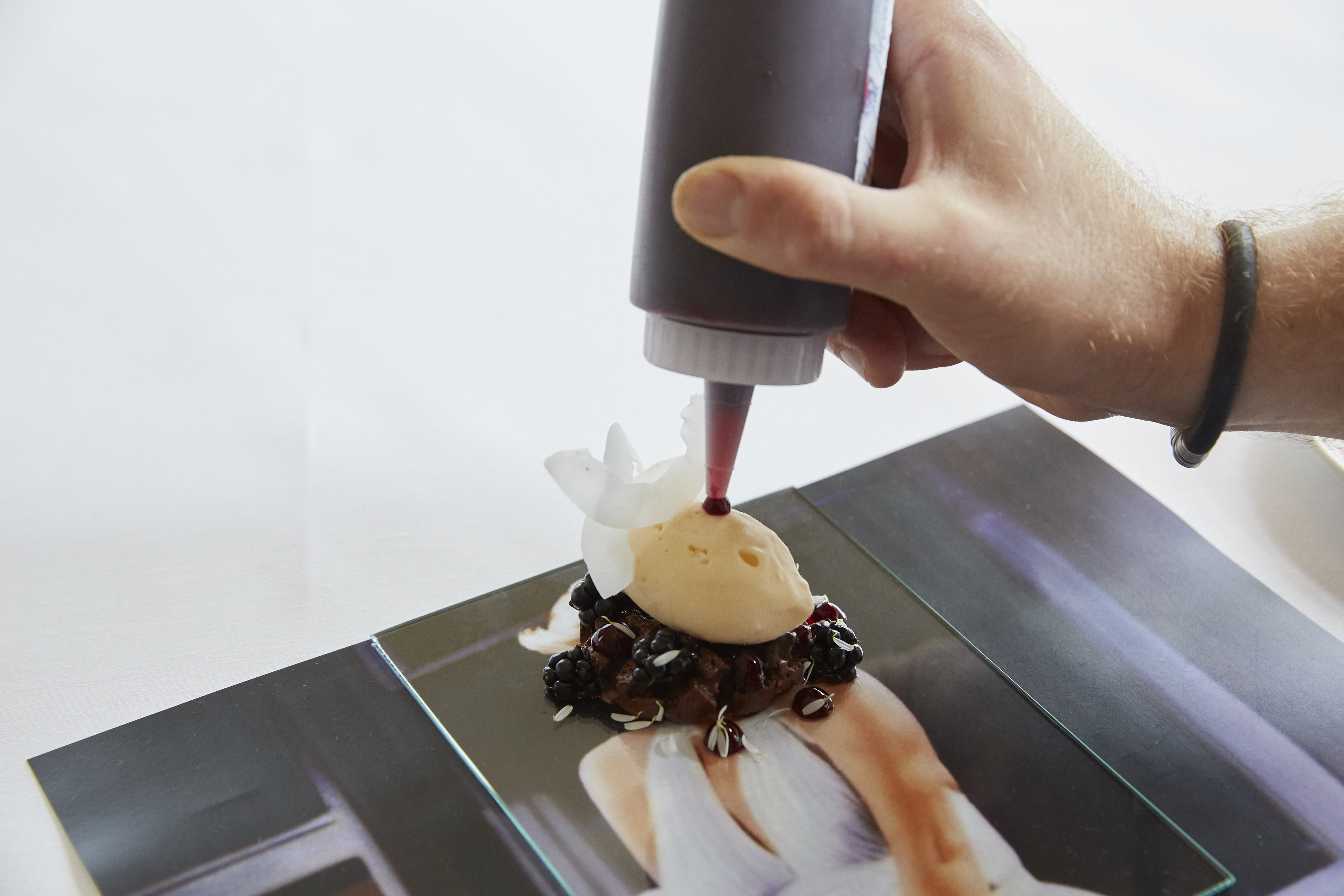 Mit Gel lässt sich nicht nur Geschmack gezielt platzieren, man kann damit auch Glaces mit Augen versehen.