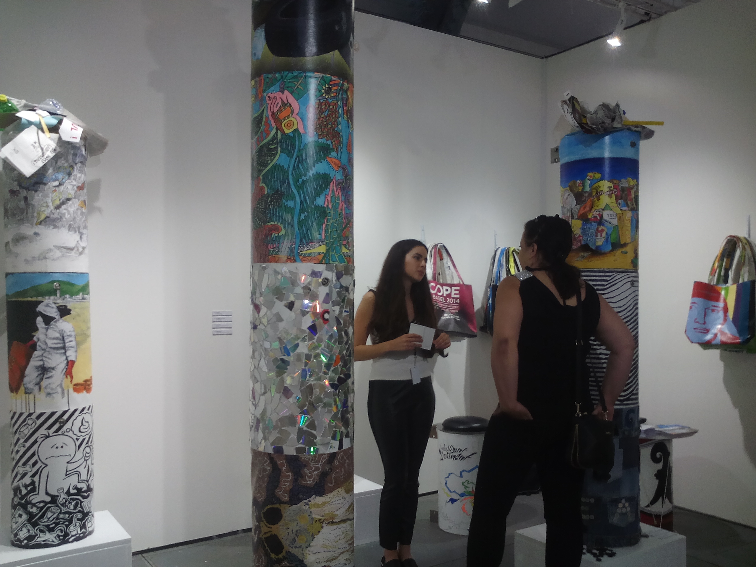 Machen auf der Kunstmesse was her: die Blachen der Kunstkübel-Aktion.