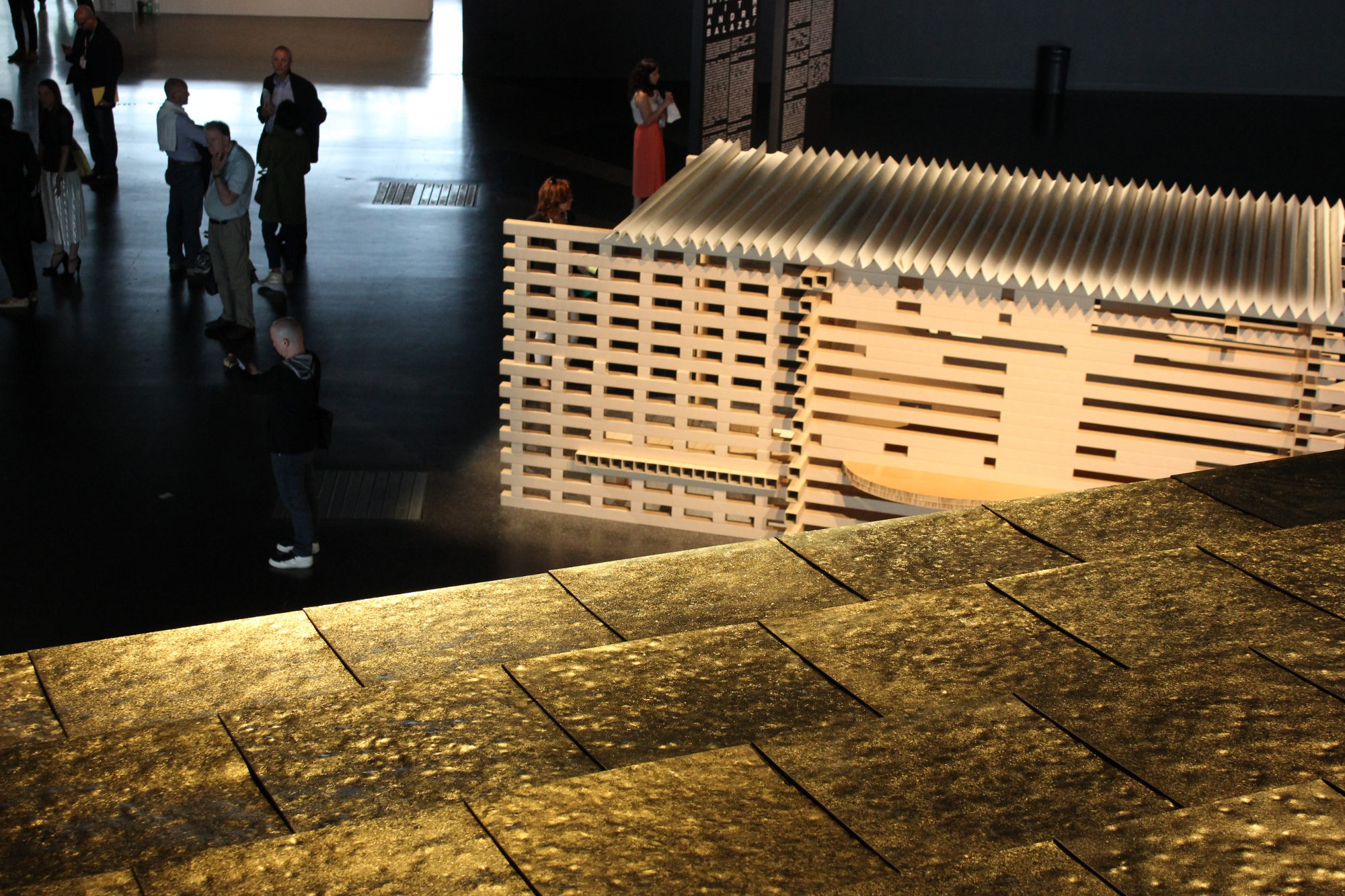 Shigeru Ban überträgt – zumindest aus westlicher Sicht – nicht ganz ironiefrei die japanische Holzarchitektur auf sein aus Karton und Papier bestehendes Teehaus. Im Vordergrund die Goldpanele von François’ goldenem Haus.