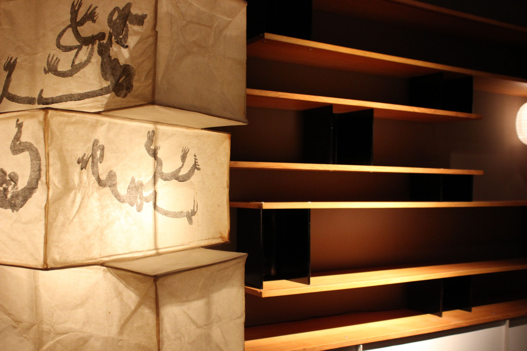Laffanour zeigt japanisch inspirierte Interieurs von Charlotte Perriand mit seltenen Leuchten von Isamu Noguchi.