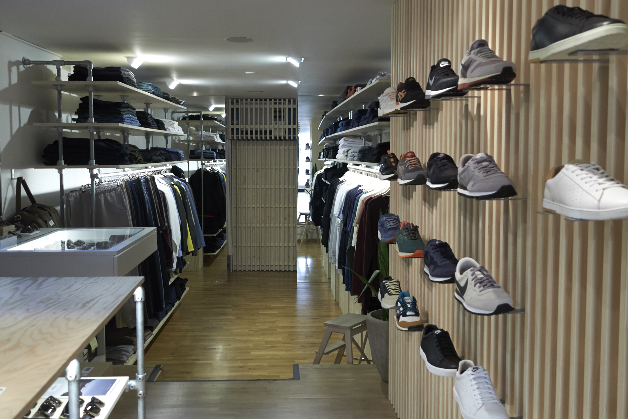 Etwas für die Jungs: Trendige Schnitte, Schuhe und Accessoires gibt es bei «street-files».