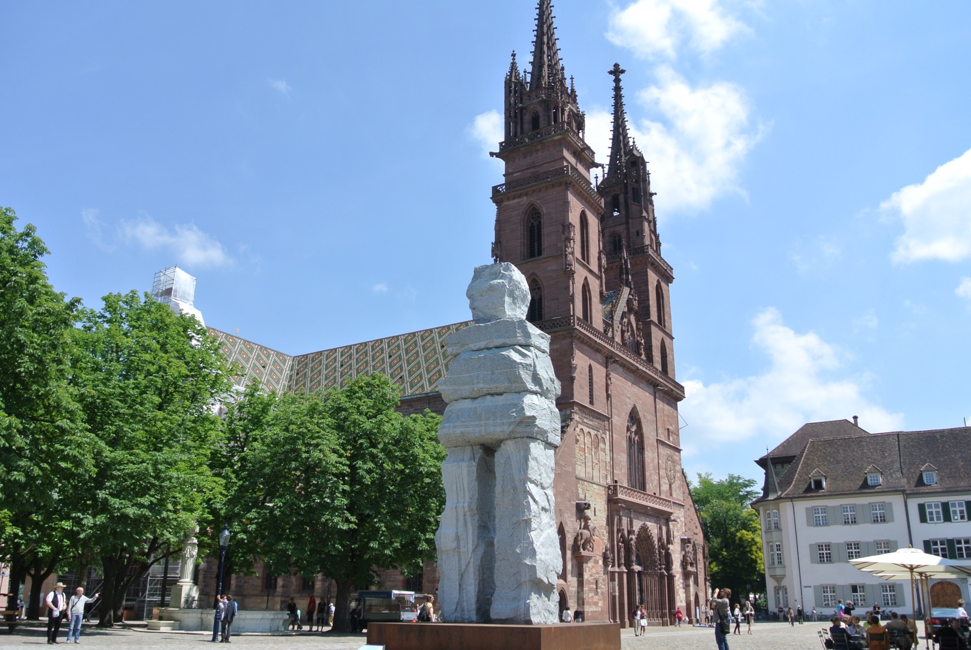 Das riesige Steinmännchen («the gracious») von Ugo Rondinone auf dem Münsterplatz