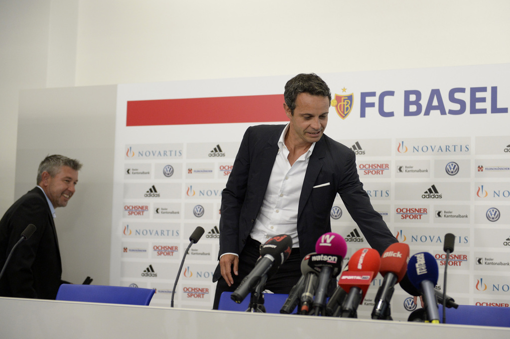 Urs Fischer, links, wird neben Bernhard Heusler, Praesident des FC Basel, rechts, als neuer Trainer des FC Basel vorgestellt, an einer Medienkonferenz des FCB in Basel, am Donnerstag, 18. Juni 2015. Der 49-jaehrige Zuercher folgt auf Paulo Sousa, dessen Vertrag der FCB am Mittwochabend auf Wunsch des Portugiesen nach nur einer Saison aufgeloest hat. Fischer erhielt einen Vertrag fuer zwei Jahre plus Option. Fischer war seit Januar 2013 Coach von Thun und fuehrte die Berner Oberlaender in drei Saisons zwei Mal in den Europacup. (KEYSTONE/Urs Flueeler)