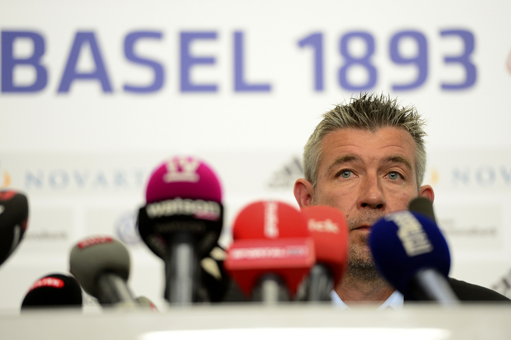 Urs Fischer wird als neuer Trainer des FC Basel vorgestellt, an einer Medienkonferenz des FCB in Basel, am Donnerstag, 18. Juni 2015. Der 49-jaehrige Zuercher folgt auf Paulo Sousa, dessen Vertrag der FCB am Mittwochabend auf Wunsch des Portugiesen nach nur einer Saison aufgeloest hat. Fischer erhielt einen Vertrag fuer zwei Jahre plus Option. Fischer war seit Januar 2013 Coach von Thun und fuehrte die Berner Oberlaender in drei Saisons zwei Mal in den Europacup. (KEYSTONE/Urs Flueeler)