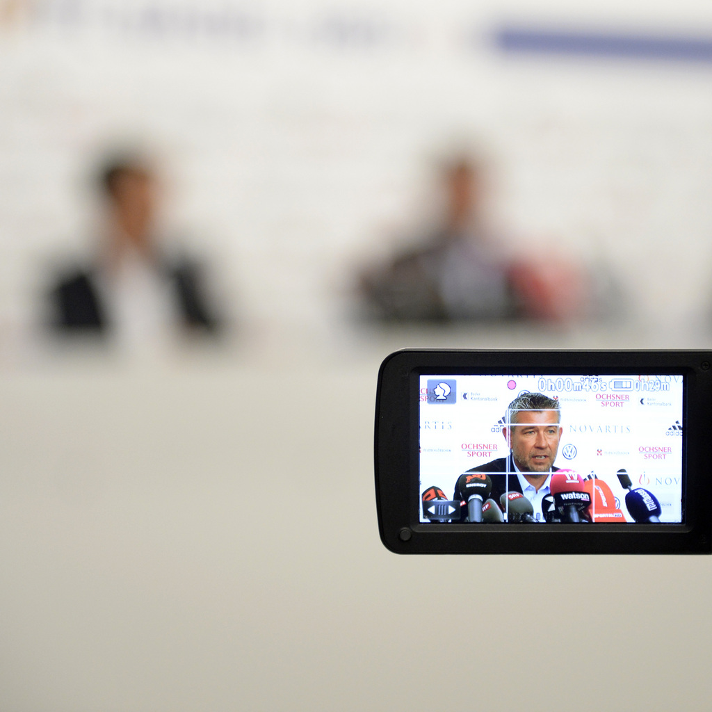 Urs Fischer wird als neuer Trainer des FC Basel vorgestellt, an einer Medienkonferenz des FCB in Basel, am Donnerstag, 18. Juni 2015. Der 49-jaehrige Zuercher folgt auf Paulo Sousa, dessen Vertrag der FCB am Mittwochabend auf Wunsch des Portugiesen nach nur einer Saison aufgeloest hat. Fischer erhielt einen Vertrag fuer zwei Jahre plus Option. Fischer war seit Januar 2013 Coach von Thun und fuehrte die Berner Oberlaender in drei Saisons zwei Mal in den Europacup. (KEYSTONE/Urs Flueeler)