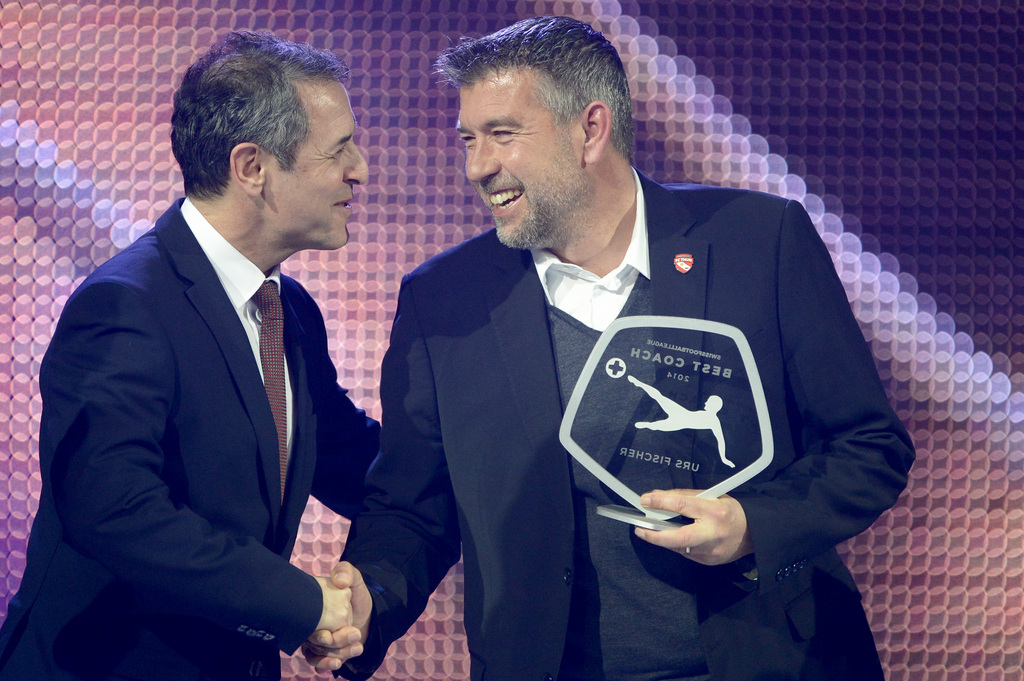Marcel Koller, Trainer der oesterreichischen Nationalmannschaft, links, uebergibt den Award Swiss Football League Best Coach 2014 an Urs Fischer, Trainer des FC Thun, anlaesslich der SFL Award Night vom Montag 2. Februar 2015 im KKL in Luzern. (KEYSTONE/Urs Flueeler)