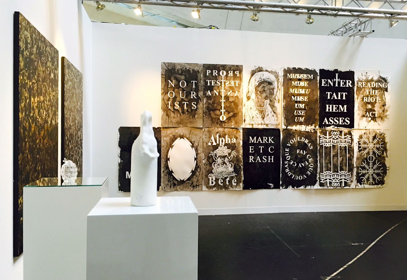 Kendell Geers am Stand von ADN an der Volta11.