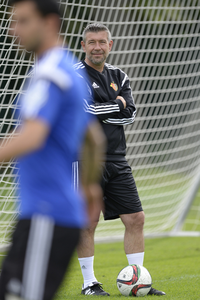Der neue Trainer Urs Fischer beim ersten Training mit der Mannschaft des FC Basel 1983 auf den Trainingsfeldern St. Jakob in Basel am Montag, 24. Juni 2015. (KEYSTONE/Georgios Kefalas)