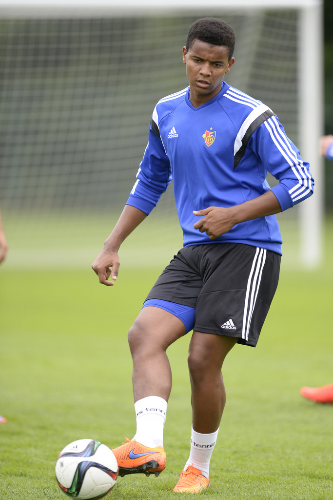 Der neue Spieler Manuel Akanji beim ersten Training mit der Mannschaft des FC Basel 1983 auf den Trainingsfeldern St. Jakob in Basel am Montag, 24. Juni 2015. (KEYSTONE/Georgios Kefalas)