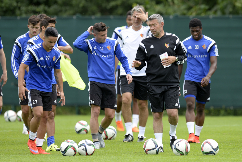 Der neue Trainer Urs Fischer, zweiter von rechts, beim ersten Training mit der Mannschaft des FC Basel 1983 auf den Trainingsfeldern St. Jakob in Basel am Montag, 24. Juni 2015. (KEYSTONE/Georgios Kefalas)