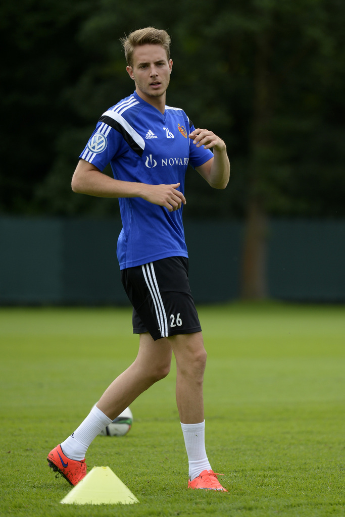 Der neue Spieler Daniel Hoeegh beim ersten Training mit der Mannschaft des FC Basel 1983 auf den Trainingsfeldern St. Jakob in Basel am Montag, 24. Juni 2015. (KEYSTONE/Georgios Kefalas)