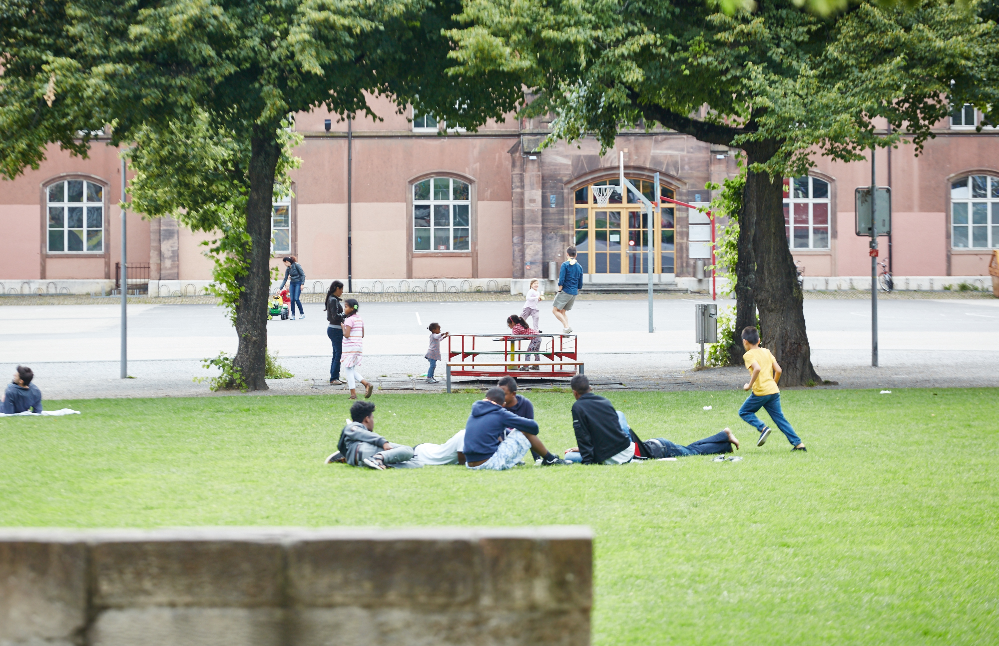 Ob als Spielplatz, Fussballfeld oder einfach fürs gemütliche Ausruhen: Auf der Kaserne ist immer etwas los.