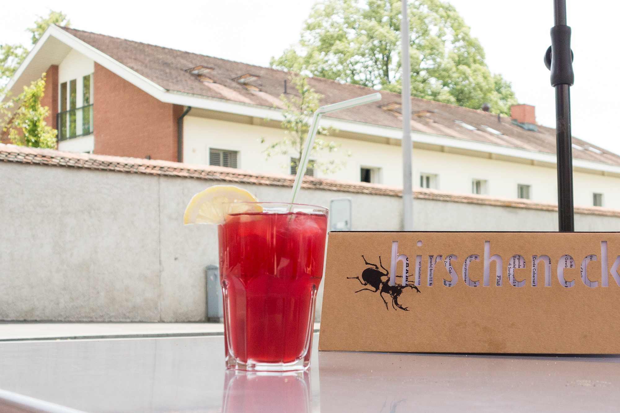 Zwar fehlt der Blick aufs Wasser, dafür gibt es Tische im Schatten und eine perfekt gemischte Erfrischung.