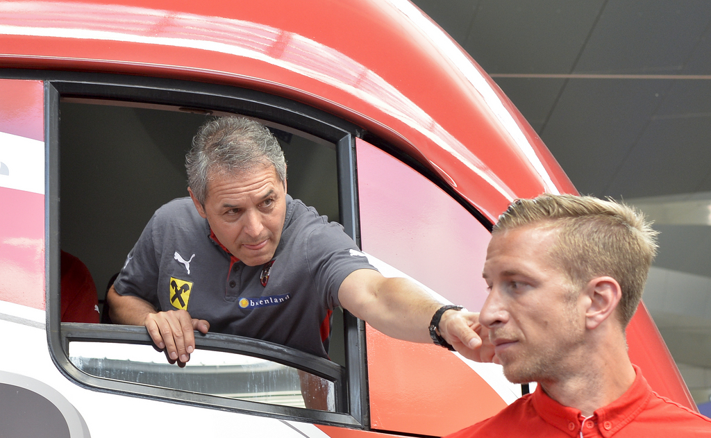 ABD0118_20150608 - WIEN - �STERREICH: �FB-Teamchef Marcel Koller (l.) und teamspieler Marc Janko am Montag, 8. Juni 2015, anl. der 