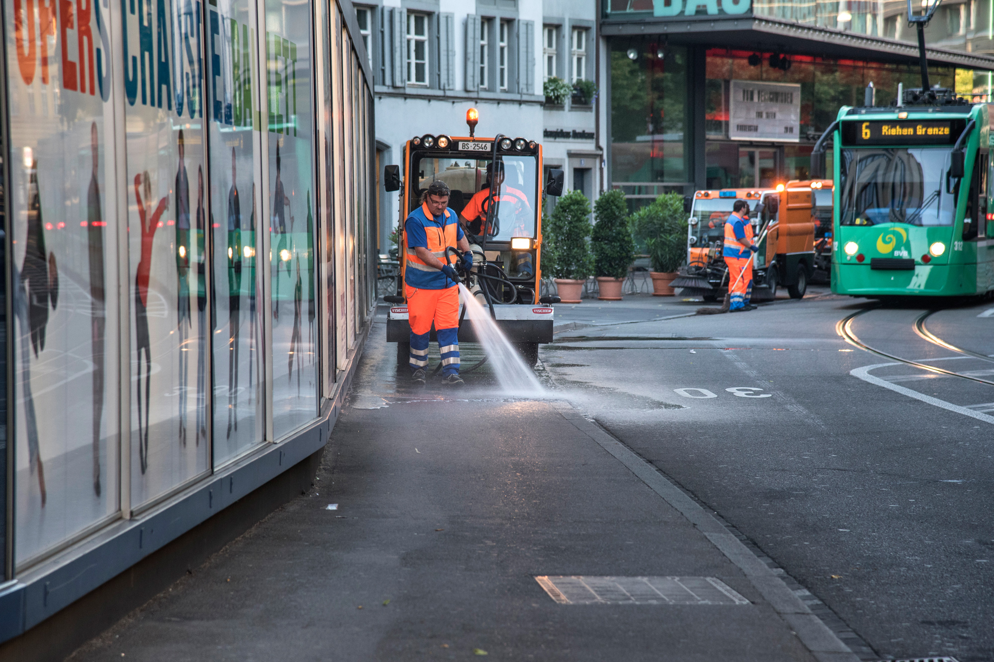 Nicht nur der eigentliche Abfall, sondern auch klebrige Substanzen, Urin und Erbrochenes müssen täglich von den Strassen gefegt werden.