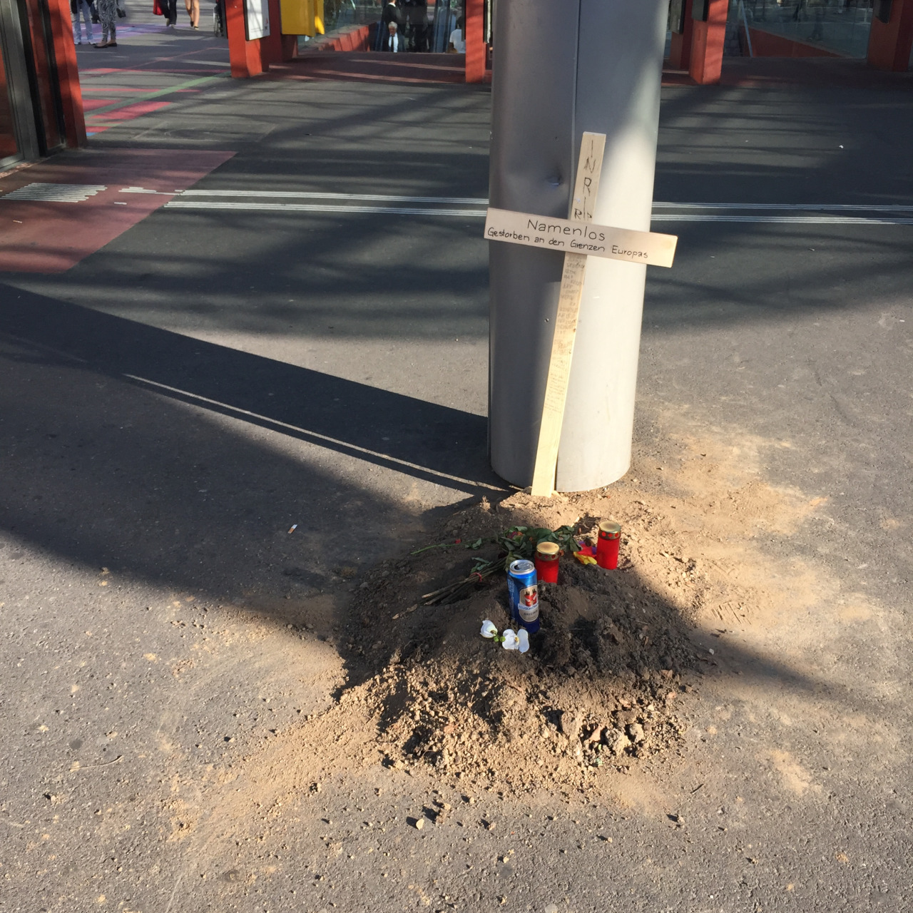 Dieses Grab steht am Bahnhof in Bern (25. Juni).
