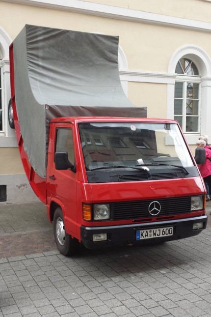 Auch Kunst kann man falsch parkieren. Das durfte der Künstler Erwin Wurm in Karlsruhe vergangene Woche erfahren.