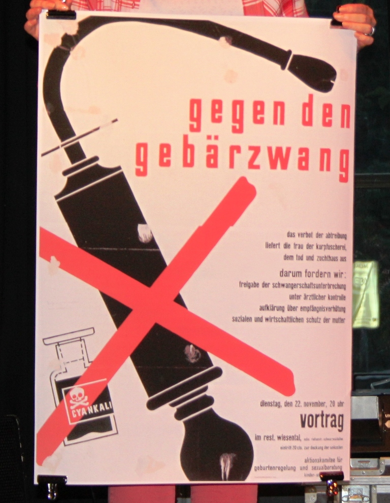 Dieses Plakat von Theo Ballmer wurde 1932 für so anstössig befunden, dass die Zeichnung überklebt werden musste. Der Text durfte bleiben.