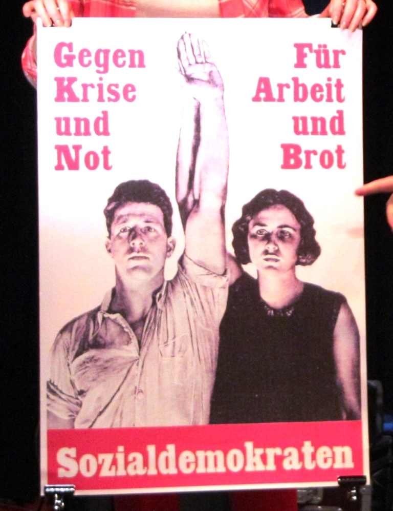 Ein klassisches politisches Plakat: hier fotografierte Paul Senn ein Paar aus dem Arbeiterturnverein Bümpitz.
