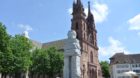 <p>Das riesige Steinmännchen («the gracious») von Ugo Rondinone auf dem Münsterplatz</p>