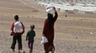 Syrische Flüchtlinge vor einem Zeltcamp in Jordanien.