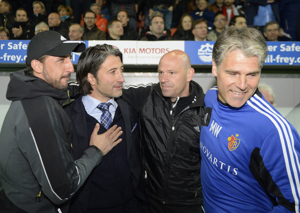 Der Trainer und sein Staff: Murat Yakin beim Abpfiff am Donnerstag in Aarau zusammen mit seinen Assistenten Massimo Colomba (links), Markus Hoffmann und Marco Walker.