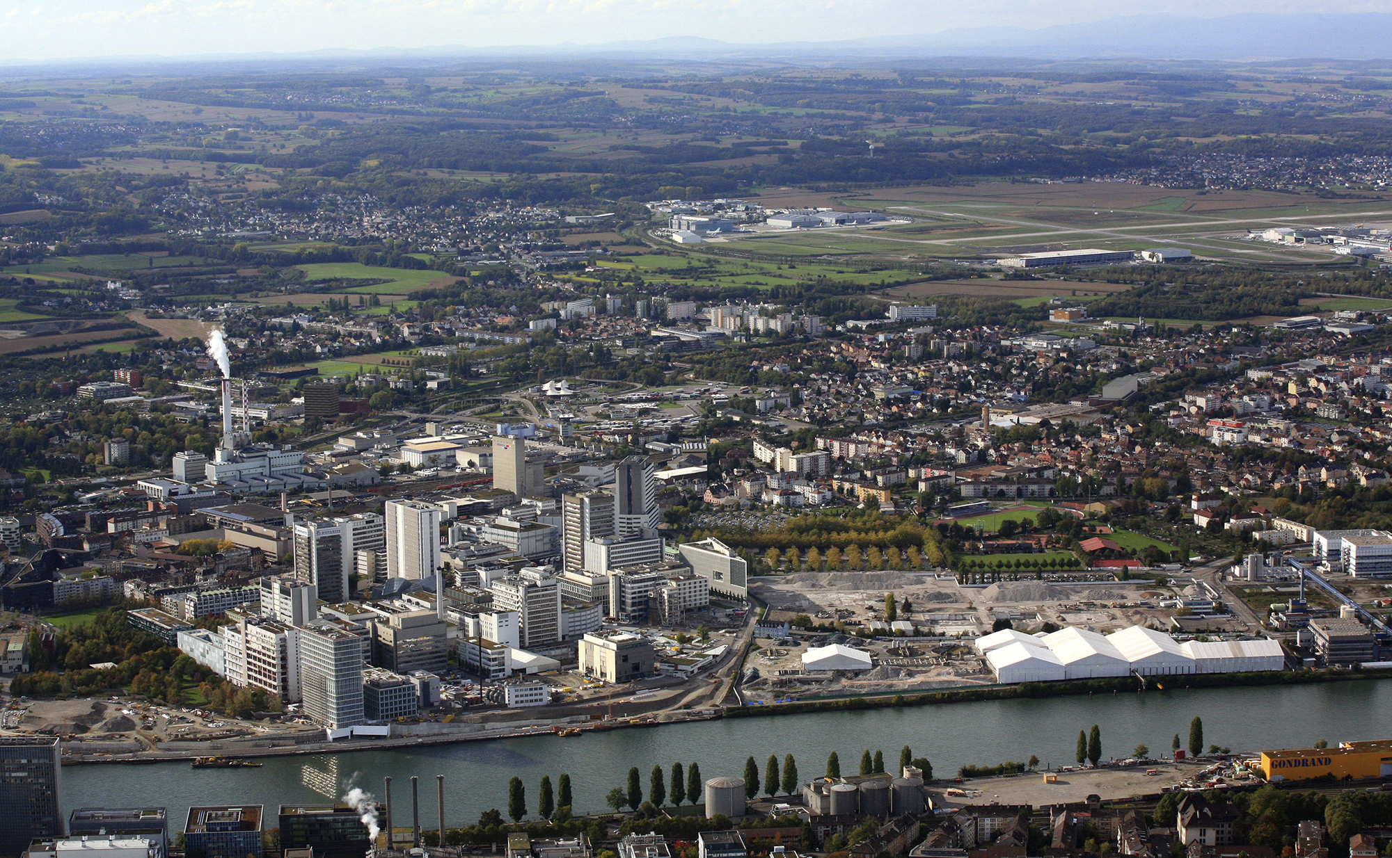 Im Vordergrund der Novartis Campus im St. Johann. Im Hintergrund der Euro-Airport.