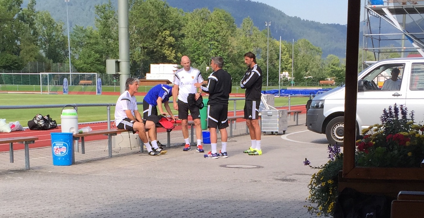 Die Besprechung des Trainerteams vor dem Trainingsbeginn am Donnerstag: Massimo Colomba, Urs Fischer, Markus Hoffmann und Marko Walker (von rechts). Verdeckt ist der Sportwissenschaftler Michael Müller.