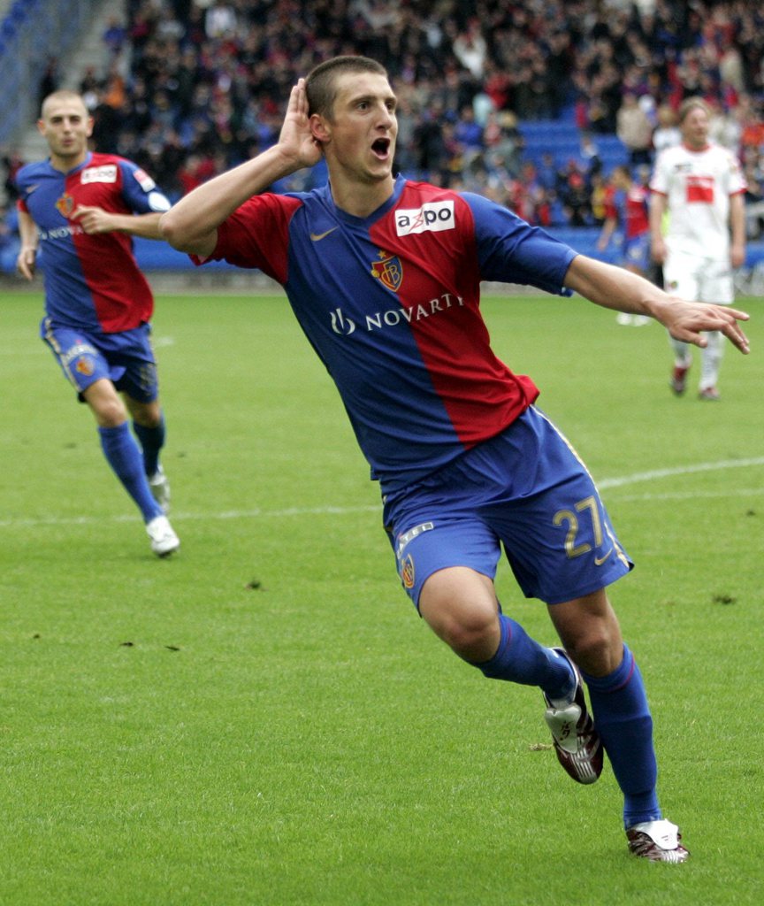 Der Basler Zdravko Kuzmanovic freut sich ueber sein 3:0 beim Fussballspiel der Super League zwischen dem FC Basel und dem FC Thun am Sonntag, 13. August 2006, in Basel. (KEYSTONE/Georgios Kefalas)