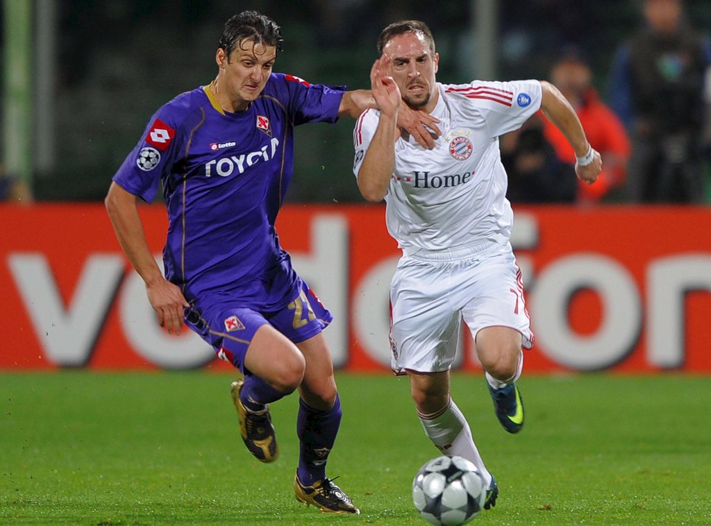 epa01542378 AC Fiorentina's Zdravko Kuzmanovic (L) fights for the ball with Bayern Munich's Franck Ribery during the Champions League match between AC Fiorentina and Bayern Munich at Artemio Franchi stadium in Florence, Italy, 05 November 2008. EPA/MAURIZIO DEGL'INNOCENTI