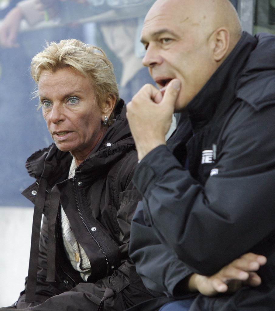 Basels Trainer Christian Gross spricht mit Gigi Oeri beim Uhrencup Fussballspiel FC Basel gegen Celtic Glasgow am Donnerstag, 5. Juli 2007 in Grenchen. (KEYSTONE/Peter Klaunzer)