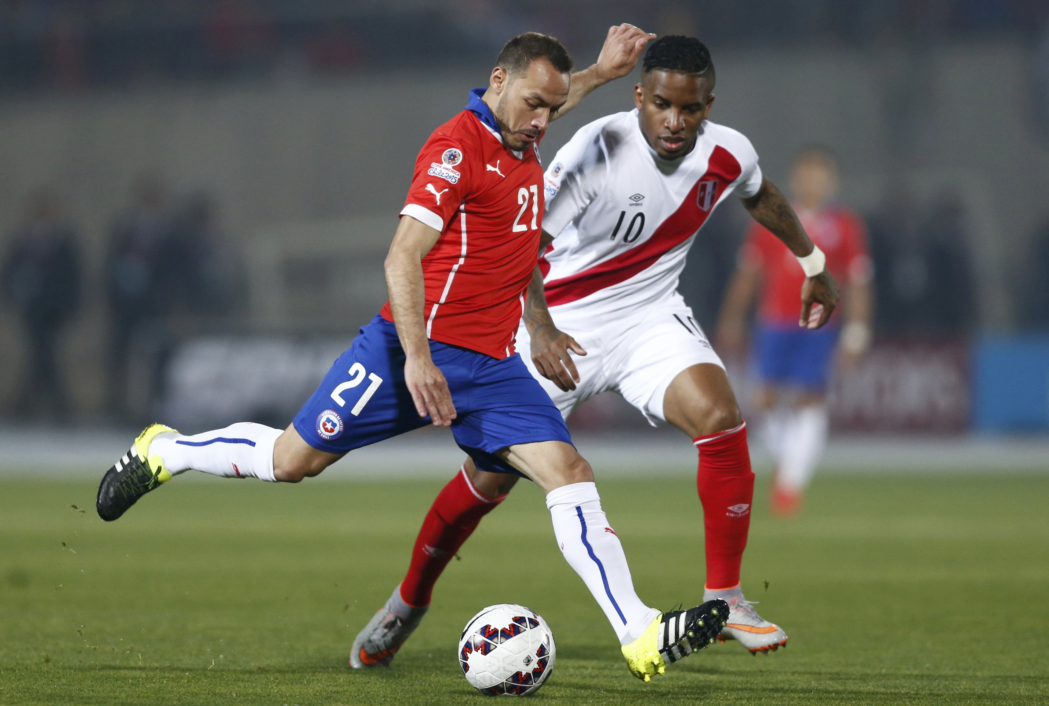 Chile's Marcelo Diaz kicks the ball next to Peru's Jefferson Farfan during their Copa America 2015 semi-final soccer match at the National Stadium in Santiago, Chile, June 29, 2015. REUTERS/Marcos Brindicci