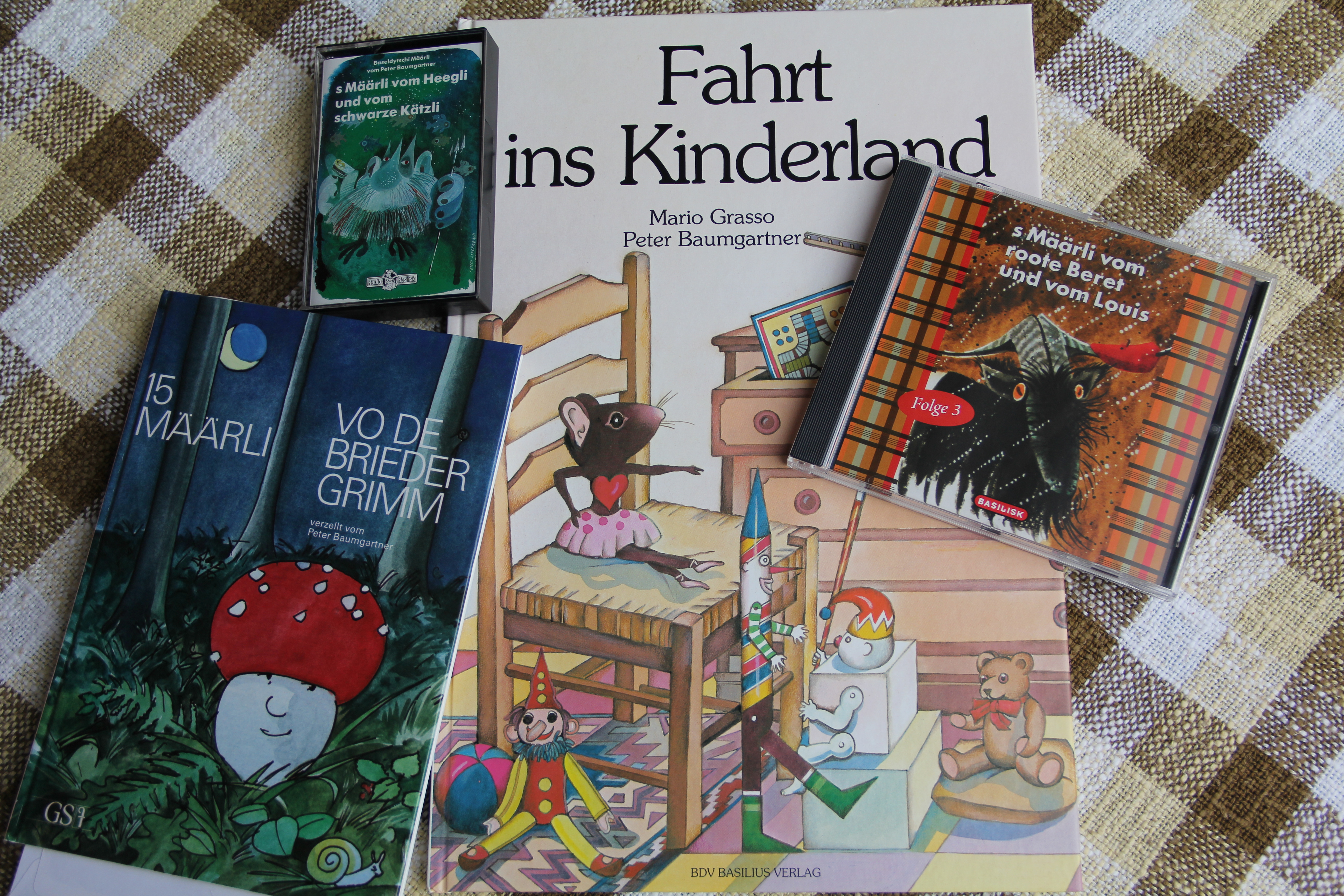 Familie Schächteli, Tütü Tanzfuss und baseldeutsche Grimm-Märchen von Peter Baumgartner: Zeugnisse vom Mundart-Boom in den Achtzigerjahren.