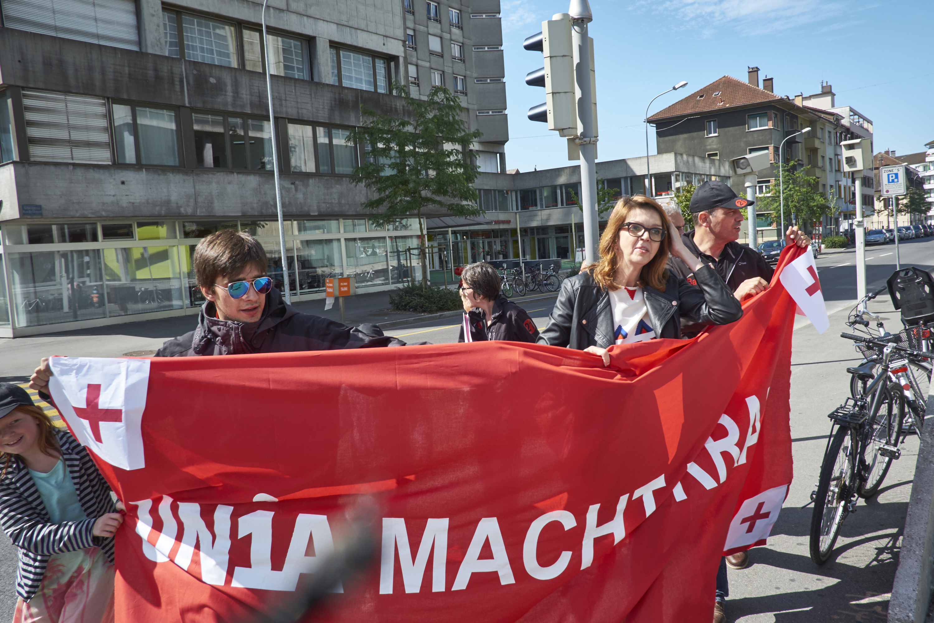 Wenig später werden sie die Jubiläumfeier der Unia stören und dort Flugblätter verteilen.