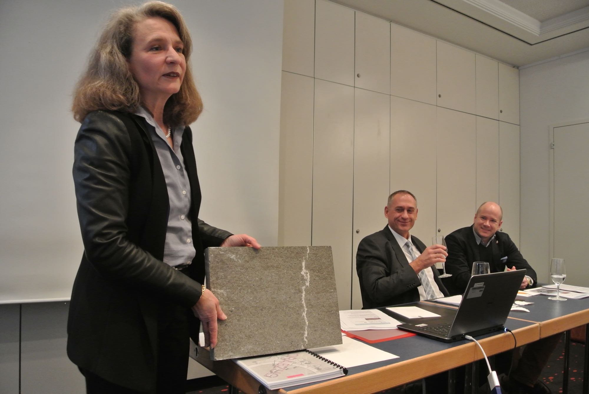 Das ist der zukünftige Belag der Grünpfahlgasse: Martina Münch, Leiterin Gestaltung Stadtraum im Planungsamt mit einer Platte aus Alpnacher Quarzsandstein.