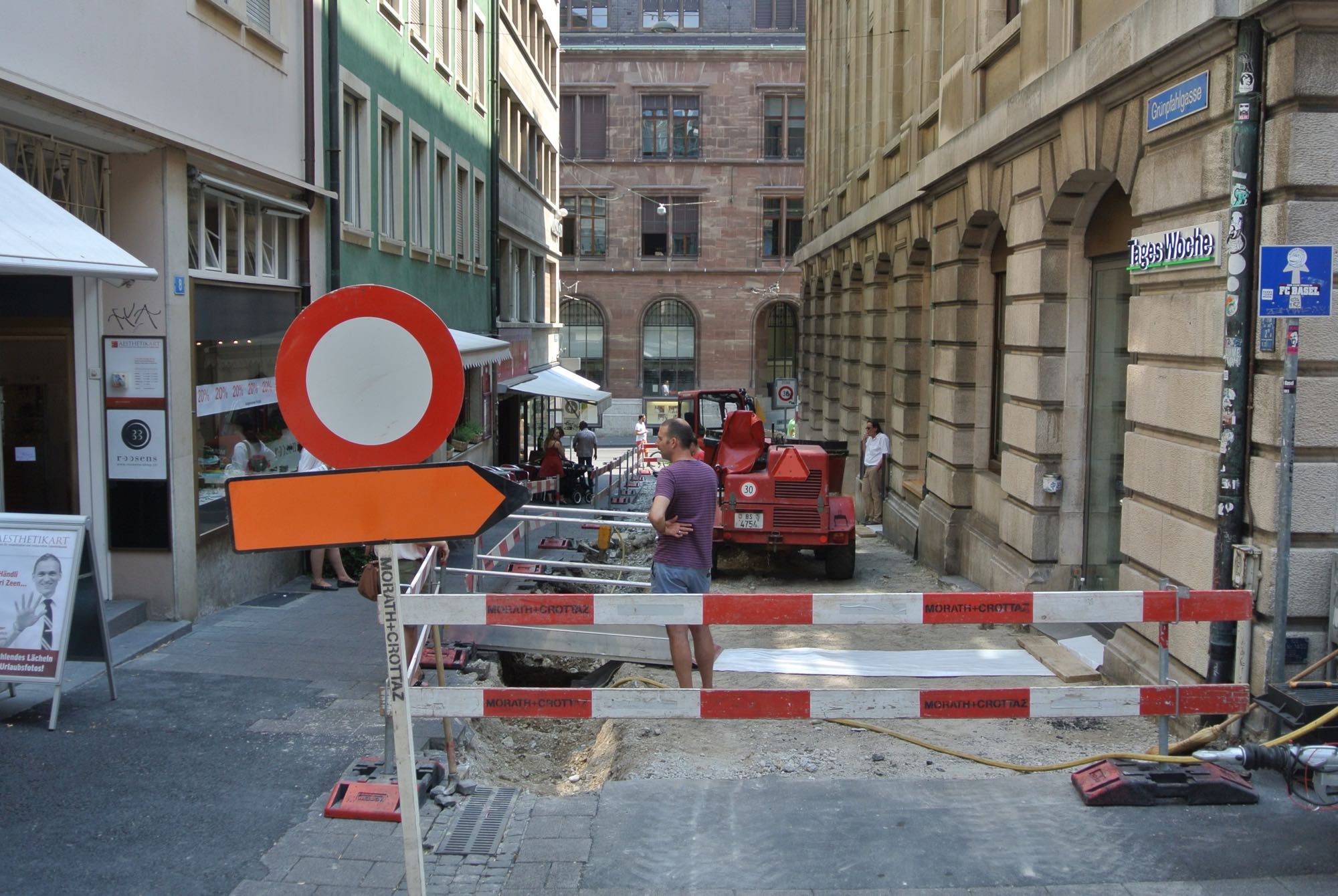 Die Grünpfahlgasse machte den Auftakt bei der Umsetzung des neuen Gestaltungskonzepts Innenstadt. Die Aufnahme stammt keine 24 Stunden nach Baubeginn.