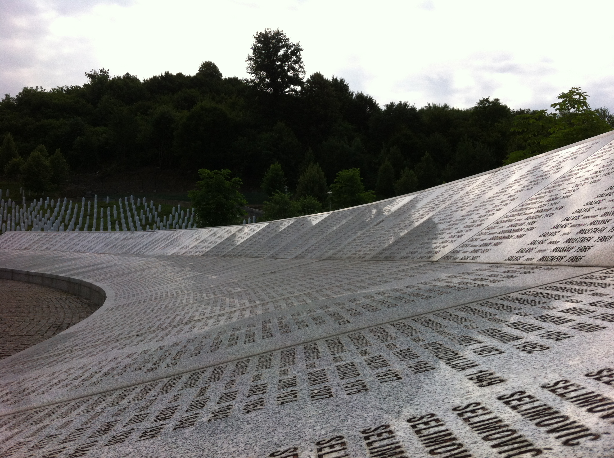 Eine schier endlose Tafel mit den Opfernamen stellt den Mittelpunkt des Gedenkfriedhofs von Potočari nahe Srebrenica dar.