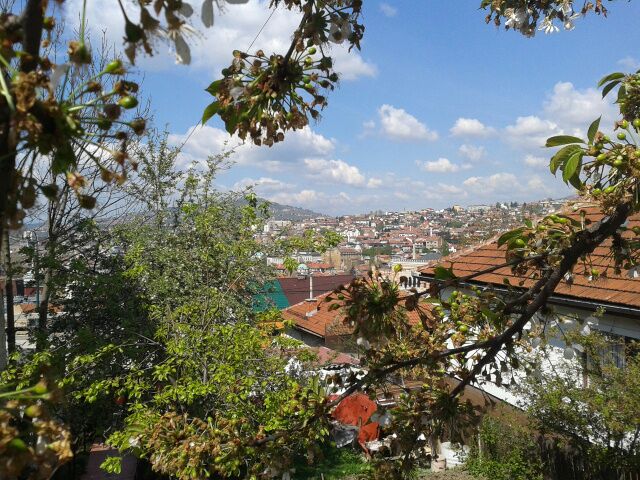 Blick über Sarajevo. Unweit der Hauptstadt haben die Pitarevićs nach dem Krieg einen bosnischen Neuanfang gewagt.