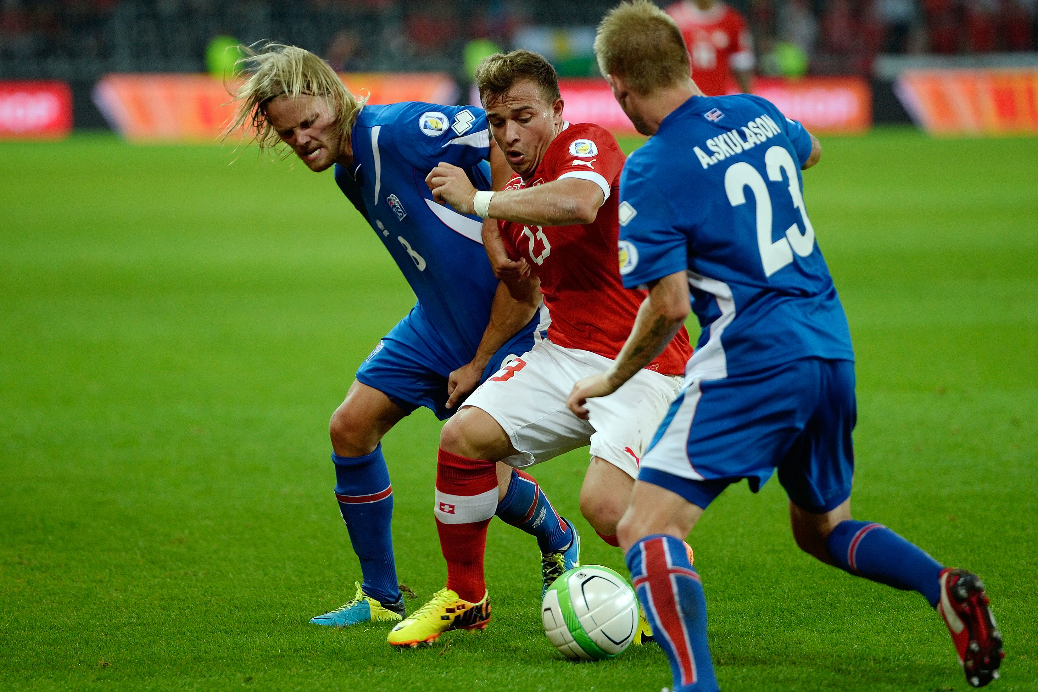 06.09.2013; Bern; Fussball WM Quali - Schweiz - Island; Birkir Bjarnason und Ari Freyr Skulason gegen Xherdan Shaqiri (SUI) (Daniela Frutiger/freshfocus)