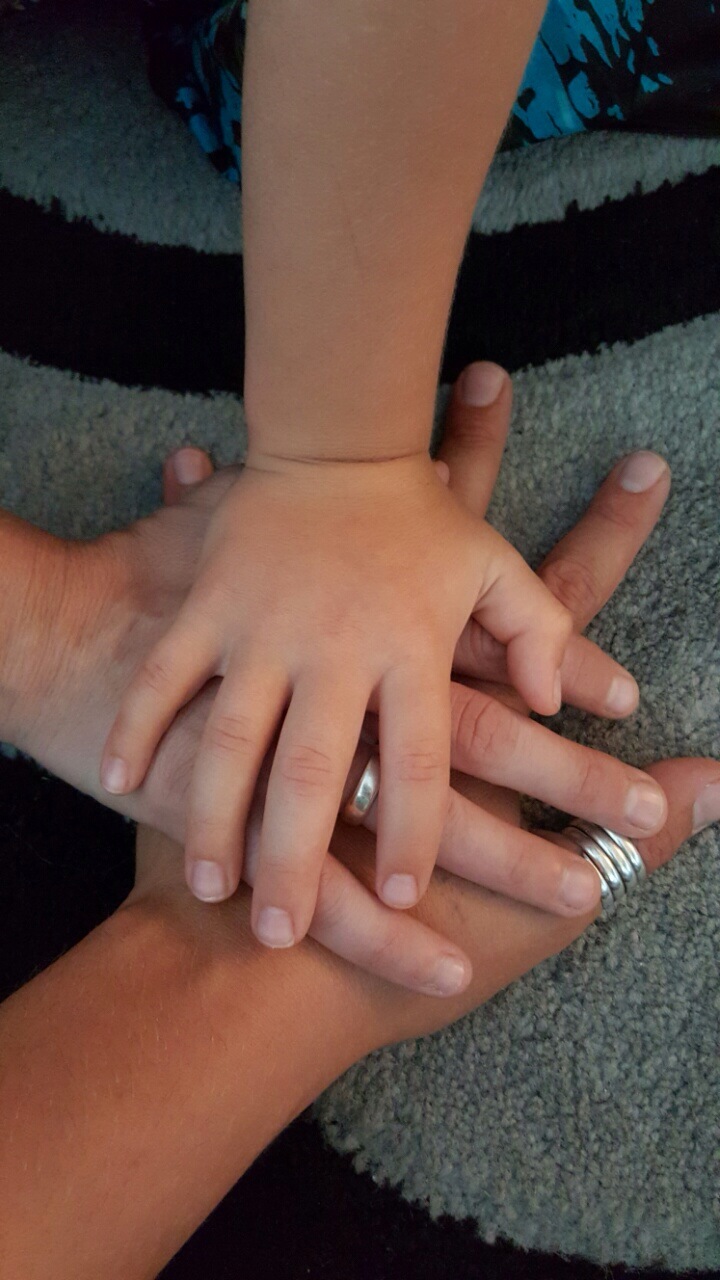 Erzählen, was war, aber den Kreislauf irgendwann auch durchbrechen: Denis und Lejla mit ihrem Sohn.