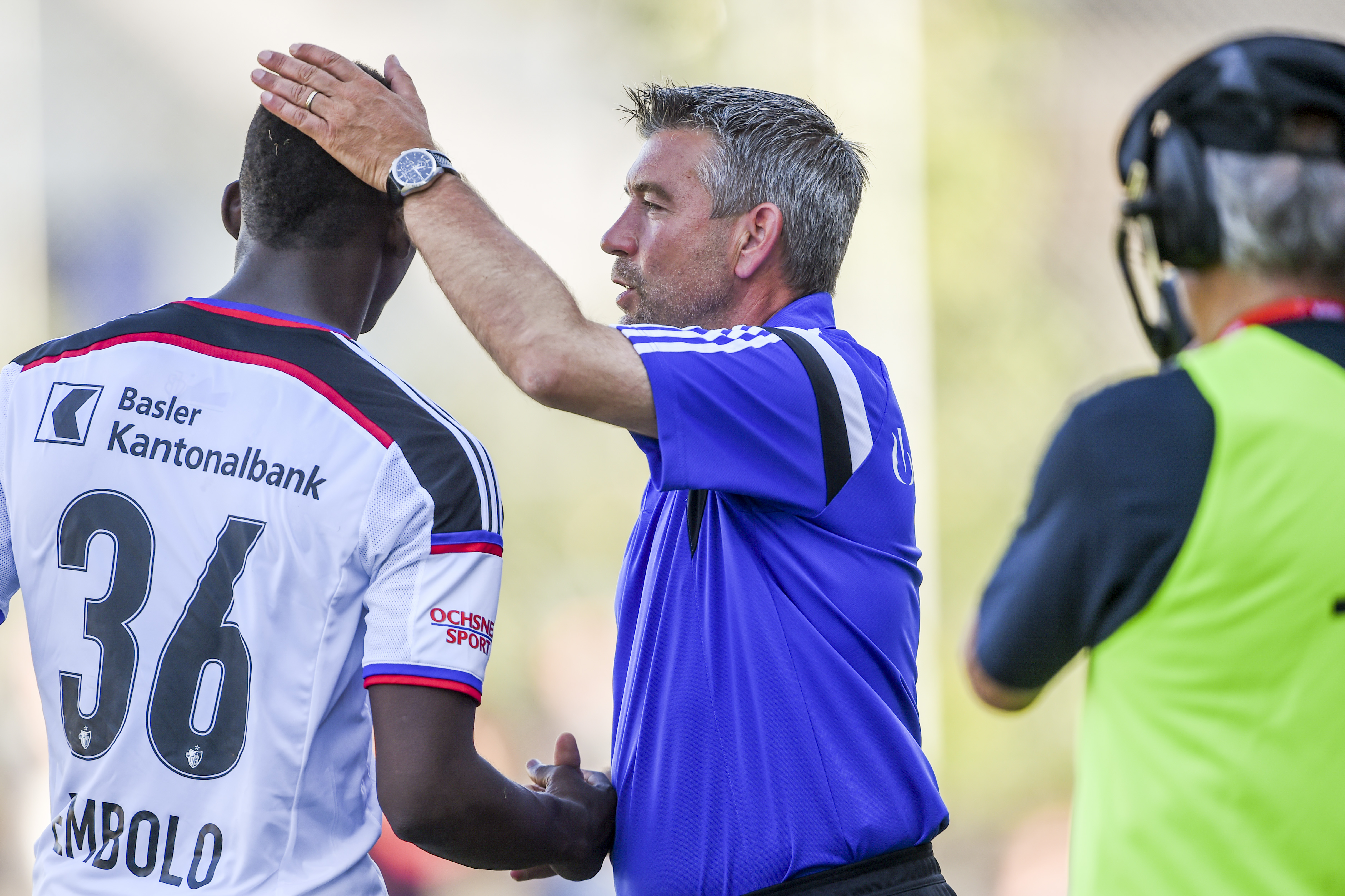 11.07.2015; Solothurn; Fussball Valais Cup - Trainingslager FC Basel; Basel - PSV Eindhoven; Trainer Urs Fischer (Basel) wechselt Breel Embolo (Basel) aus (Andy Mueller/freshfocus)