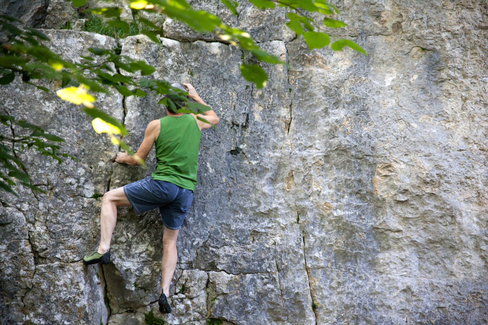 Richi Signer wiederholt auch nach bald 30 Jahren noch immer regelmässig die Boulder im Pelzli.